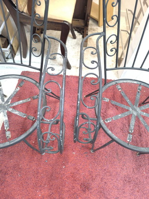 Fer forge chairs used for outdoor space, set of 2