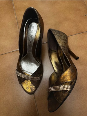 Gold pumps like new, size 36