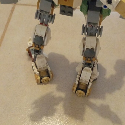 LEGO Ninjago Lloyd's Titan Mech set 70676, white and green robot