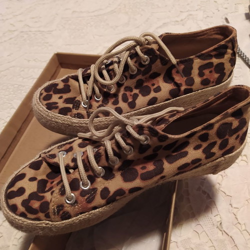 Sneakers with rope sole tiger print like new, size 39