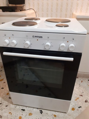 Pitsos PHCB123K29 electric stove like new with trays