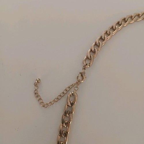 Gold chain necklace like new, modern design