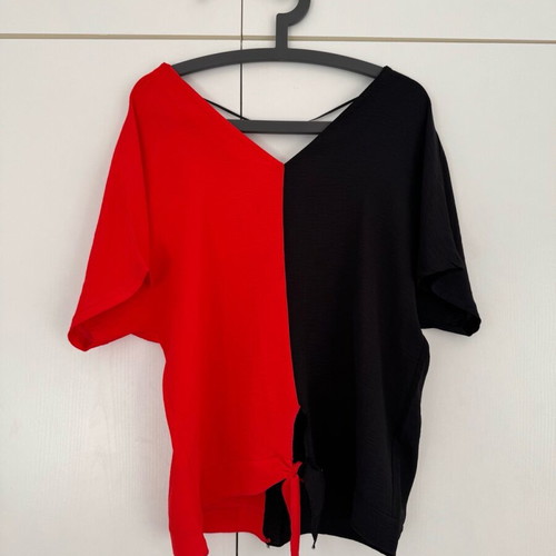 Two-tone T-shirt like new, size M, red and black