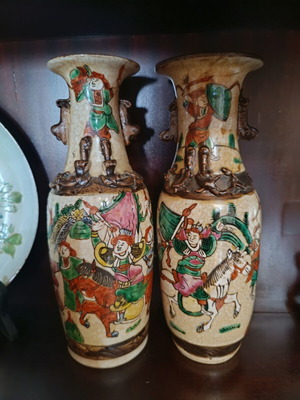 Satsuma vases like new, Chenghua period, warrior reliefs