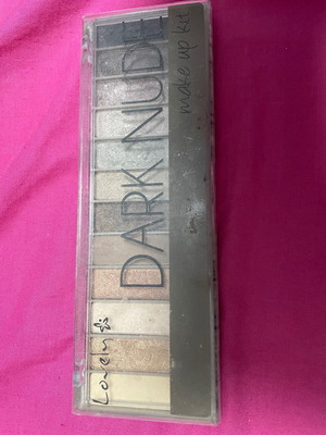 Παλέτα σκιών lovely dark nude μεταχειρισμένη με καφέ χρώματα και γκλίτερ