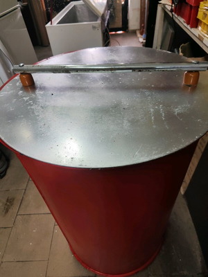 Oil barrel 250 liters like new with wooden base