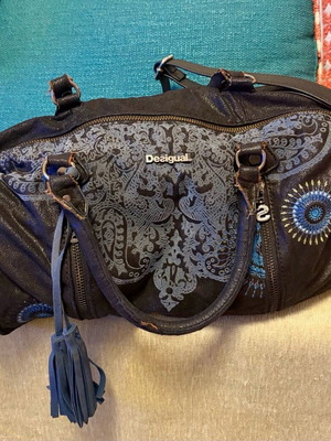 Τσάντα γυναικεία δερμάτινη Desigual χιαστί μεταχειρισμένη, μαύρη με μπλε λεπτομέρειες