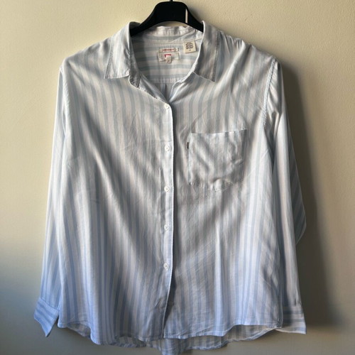 Levi’s women’s shirt Large new, boyfriend fit, lightweight
