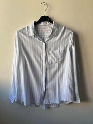 Levi’s women’s shirt Large new, boyfriend fit, lightweight
