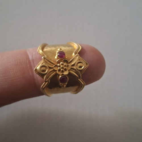 Gold ring 18 carat with rubies like new