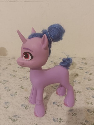Izzy Moonbow figure from Mega Movie Friends by Hasbro like new
