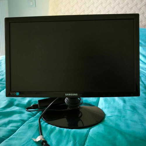 Samsung S19B150NLED, LG Flatron M2250d monitors and Schaub Lorenz TV