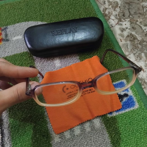 Replay eyeglasses frame used with case and cleaning cloth