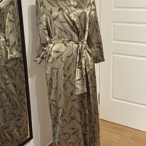 Elizabeth kimono robe size 46 satin with leaf pattern like new