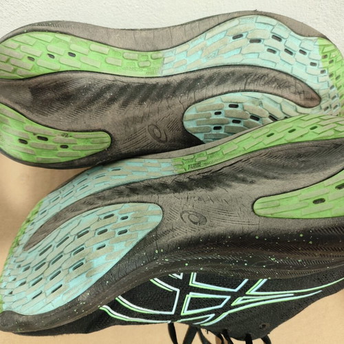 Asics Nimbus 26 running shoes like new, size 44, black