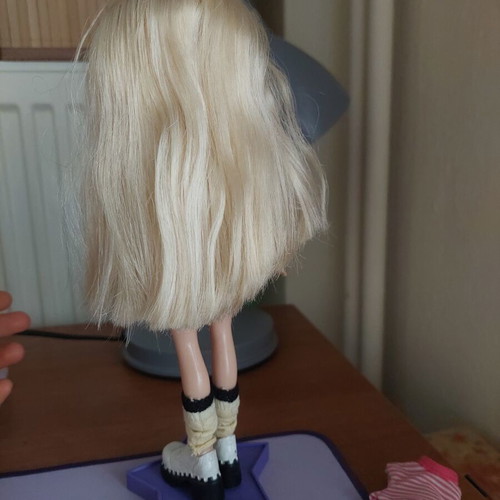 Bratz doll like new with extra clothes and stand