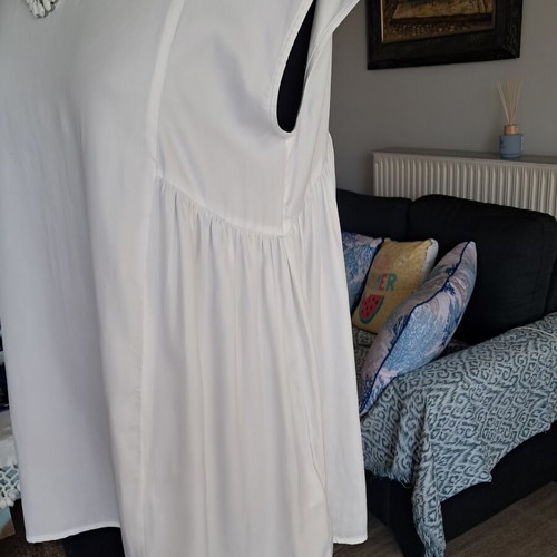 Guess blouse white, like new, oversized fit XS to medium
