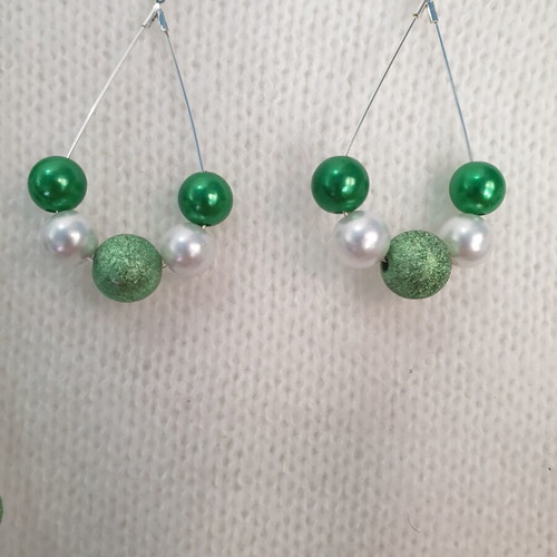 Handmade acrylic beaded necklace and earrings set green and white, new