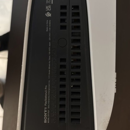 PlayStation 5 Pro конзола като нова с 2 контролера