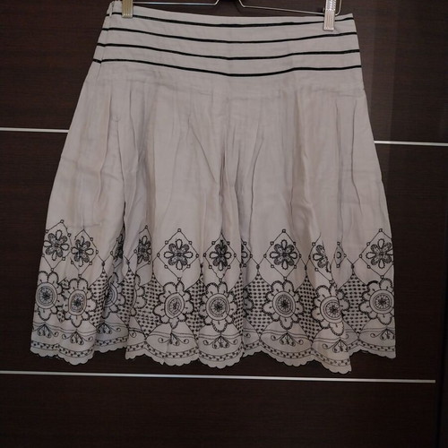 Skirt with embroidery like new, size XL