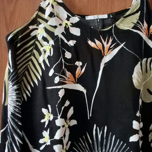ALE top like new, asymmetric, size L, black with patterns
