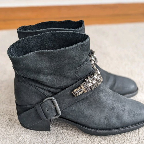 Vera Wang Lavander Label Uma crystal embellished boots like new, black