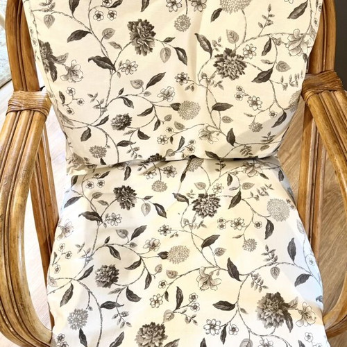 Set of 2 armchair cushions with filling and cover, floral pattern