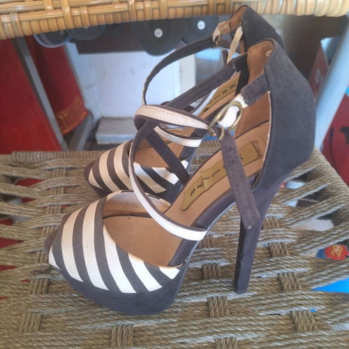 Kelly's pumps size 37 like new, black and white