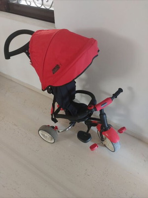 Dash children's tricycle like new with sunshade and safety straps