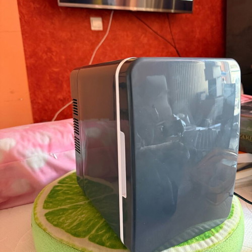 Mini fridge for drinks and skincare like new (5–12W)