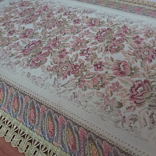 Table runner set like new, 4 pieces, floral pink and gold design