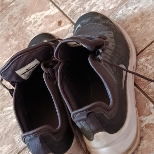 Nike Air Max γυναικεία παπούτσια μέγεθος 37,5 μεταχειρισμένα με φθορά στο αριστερό παπούτσι