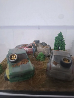 Уникална мини диорама Abandoned Cars 1:64 нова, ръчна изработка