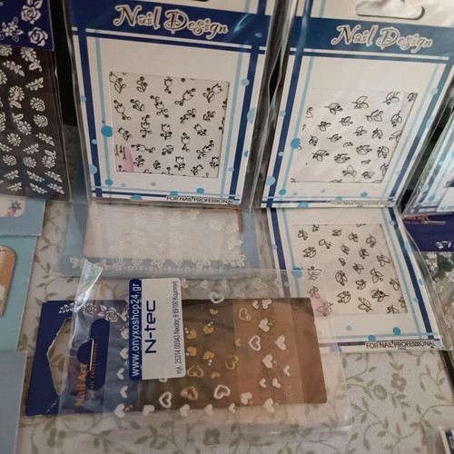 Nail tip set 24 pieces with nail art decorations and rhinestone wheels