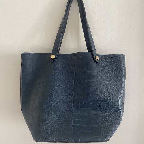 Axel handbag like new, large with gold details, blue