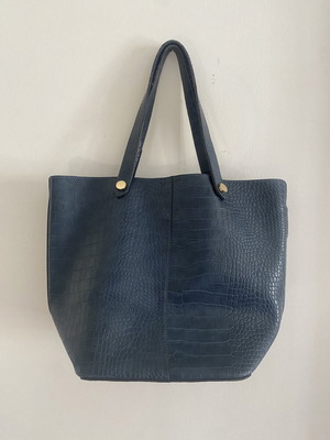 Axel handbag like new, large with gold details, blue