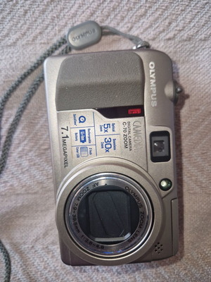 Olympus 7.1 Mega Pixel Camera like new, fully functional