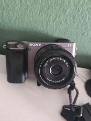 Sony Alpha 6000 Mirrorless φωτογραφική μηχανή με φακούς και αξεσουάρ σαν καινούργιο