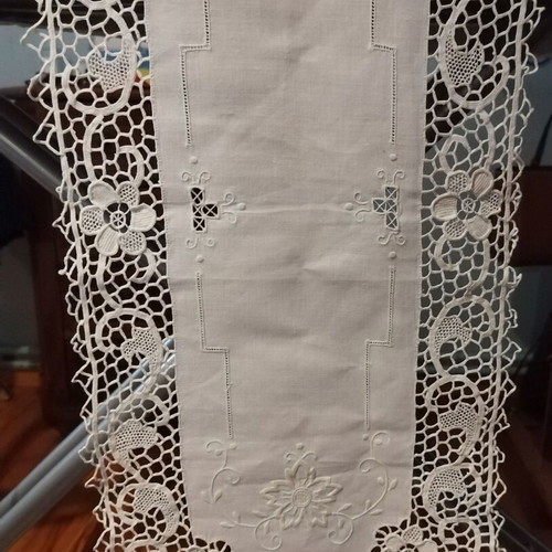 Tablecloth with guipure lace like new, set with runner and napkins