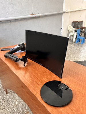Samsung οθόνη 24” 60Hz 1080p μεταχειρισμένη με βάση και χέρι, σπασμένο πίσω μέρος