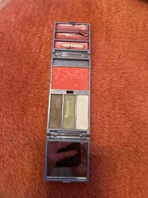Κασετινούλα μακιγιάζ μεταχειρισμένη με lip gloss, ρουζ και σκιές