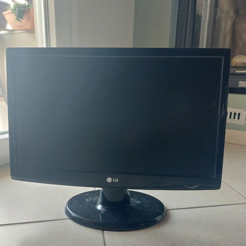 LG 19' monitor like new with minor defect