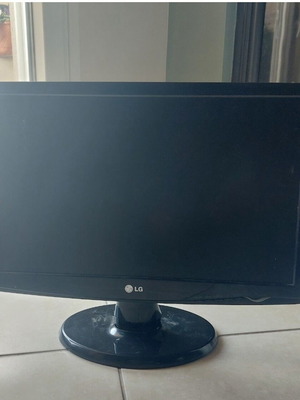 LG 19' monitor like new with minor defect
