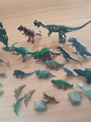 Dinosaur collection like new, small figures