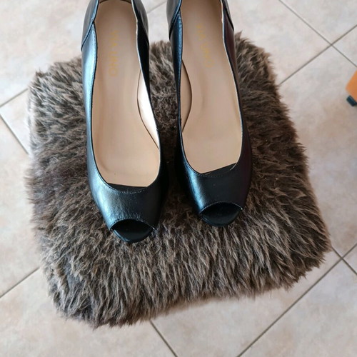 Leather pumps new, black, size 38