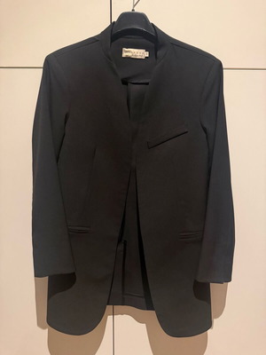 Lynne Fitted Black Jacket Like New, Size 40