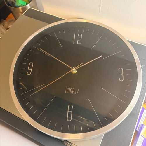 Quartz wall clock like new, analog