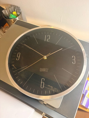Quartz wall clock like new, analog