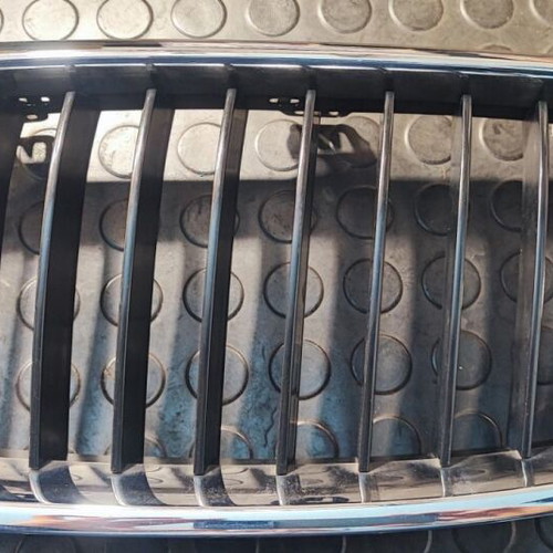BMW Series 3 F30-F31 grille badge used chrome-black