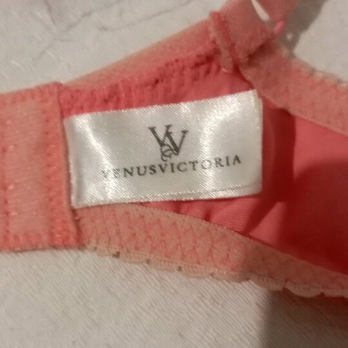 Venus Victoria satin pink bra 65B like new